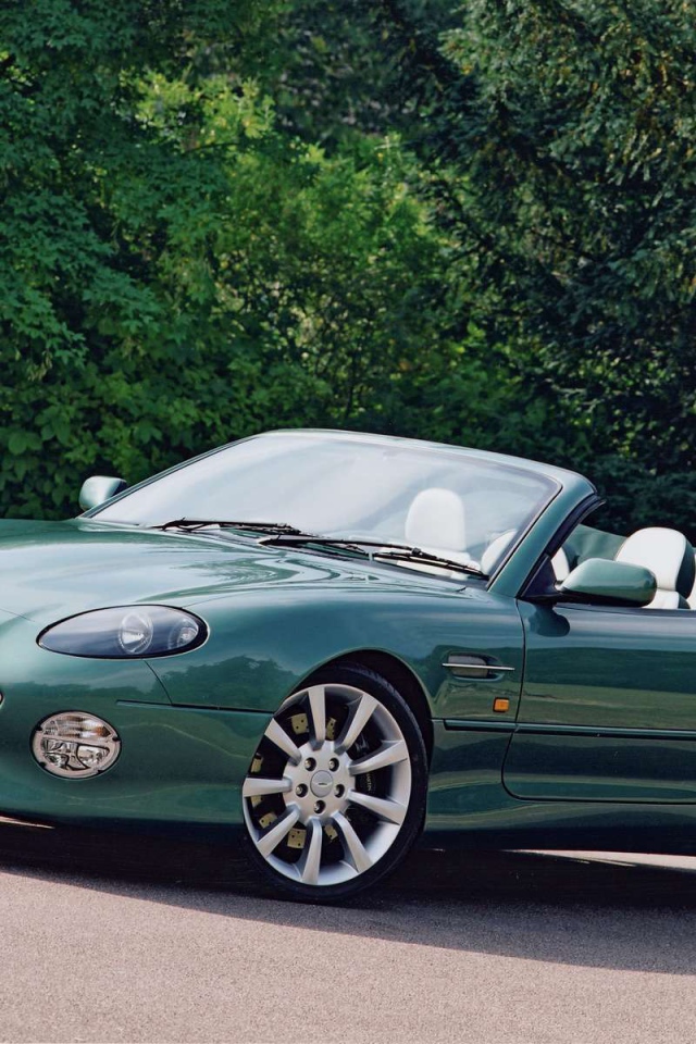 Автомобиль Aston Martin db7 на дороге