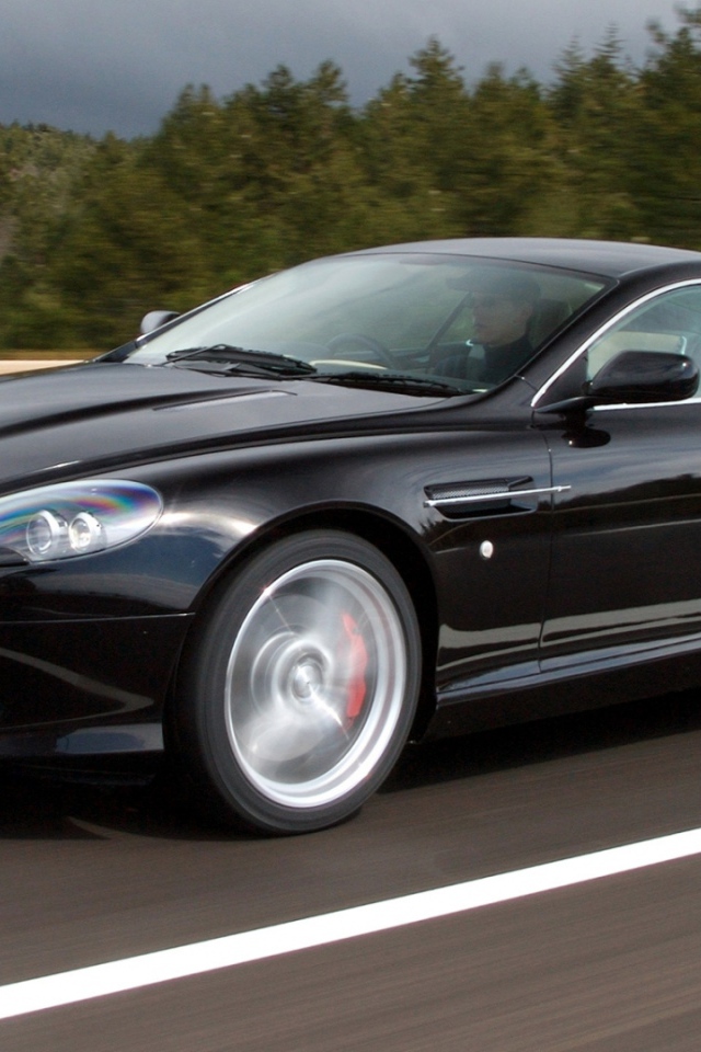 Автомобиль Aston Martin top gear на дороге