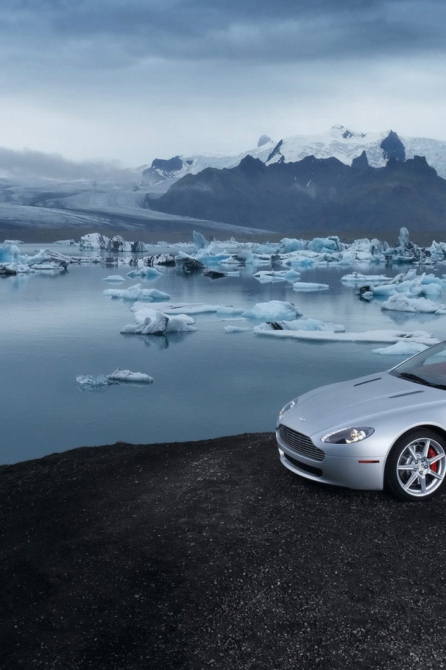 Автомобиль Aston Martin v8 vantage на дороге