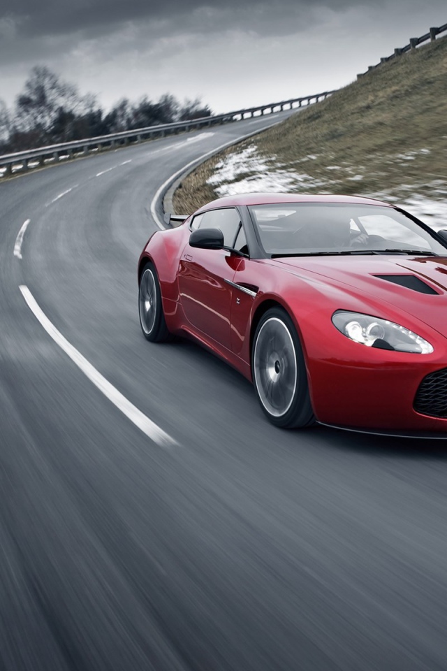 Автомобиль марки Aston Martin модели 2013