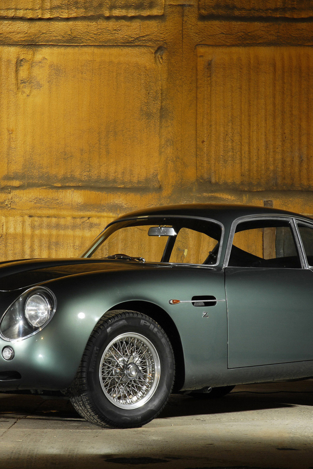 Автомобиль марки Aston Martin модели db4