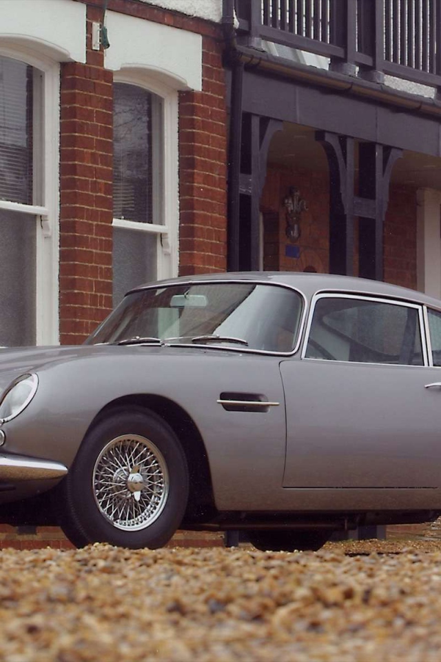 Автомобиль марки Aston Martin модели db5