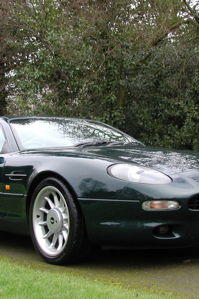 Автомобиль марки Aston Martin модели db7