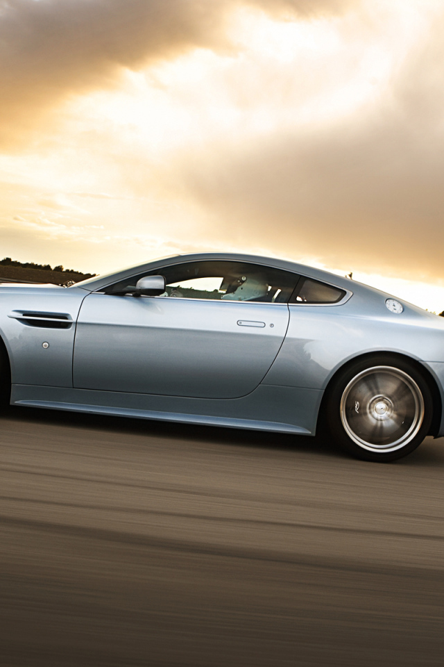 Автомобиль марки Aston Martin модели top gear