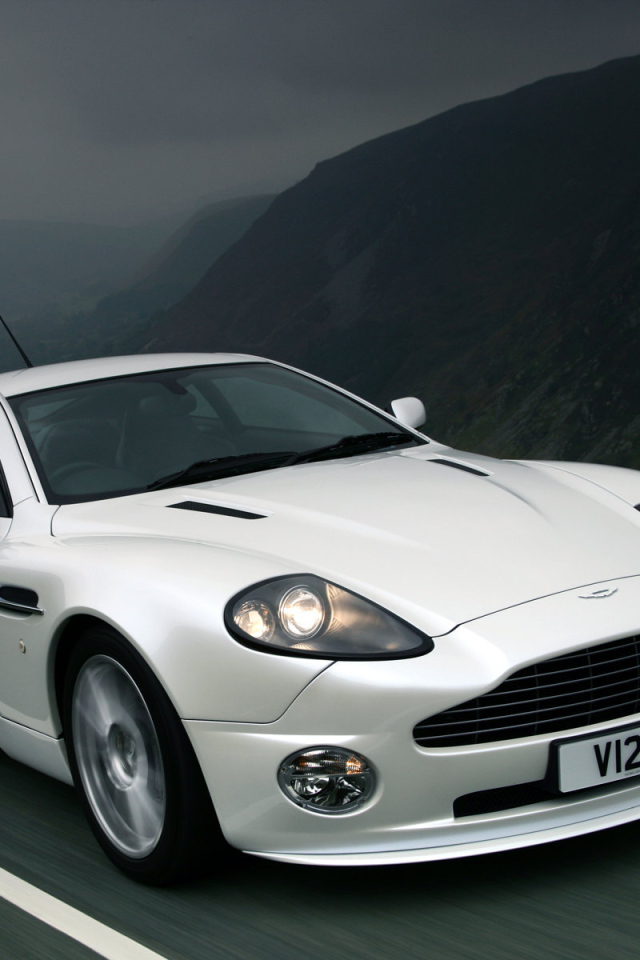 Автомобиль марки Aston Martin модели v12