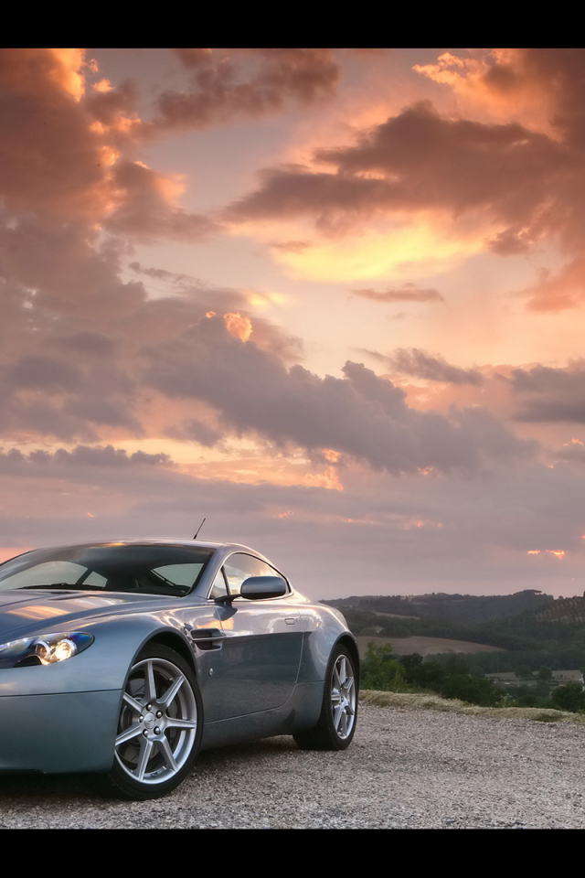 Автомобиль марки Aston Martin модели v8 vantage