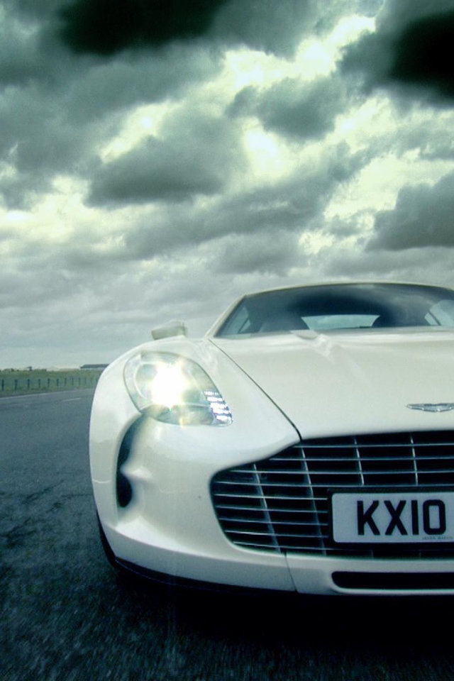 Роскошный Aston Martin one 77