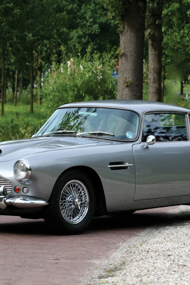 Новый автомобиль Aston Martin db4