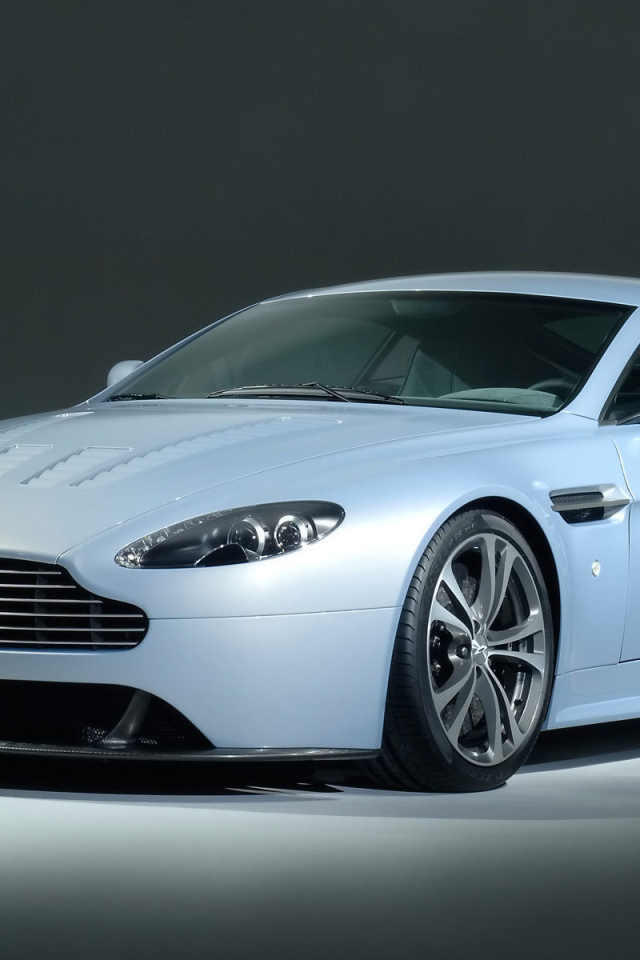 Новый автомобиль Aston Martin v12