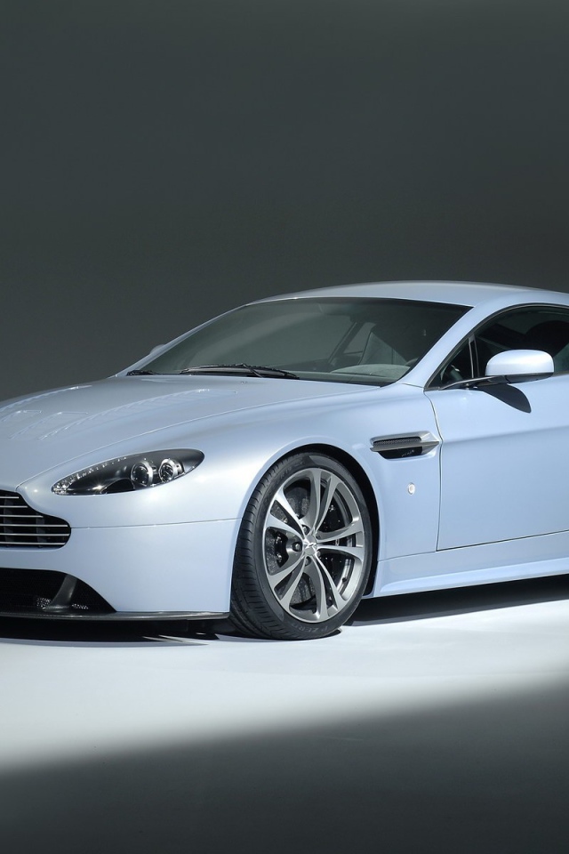 Надежная машина Aston Martin v12