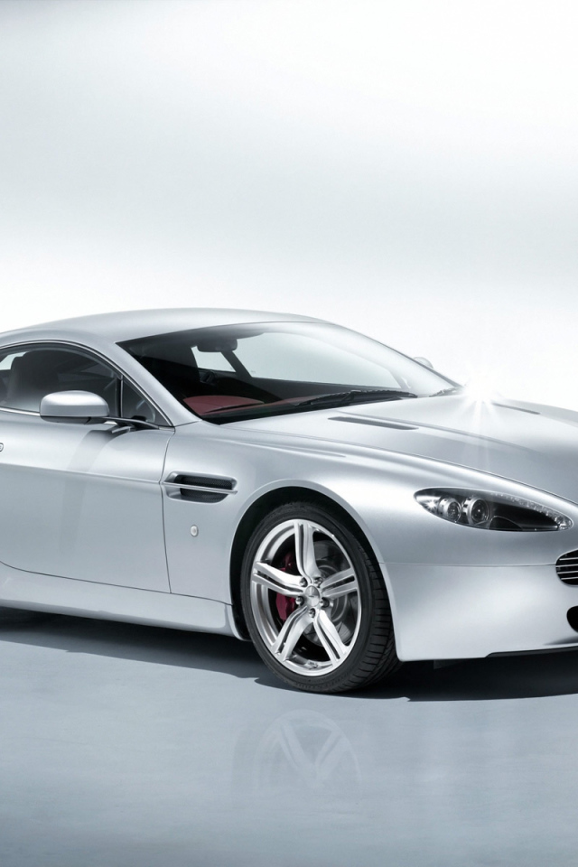 Надежная машина Aston Martin v8 vantage