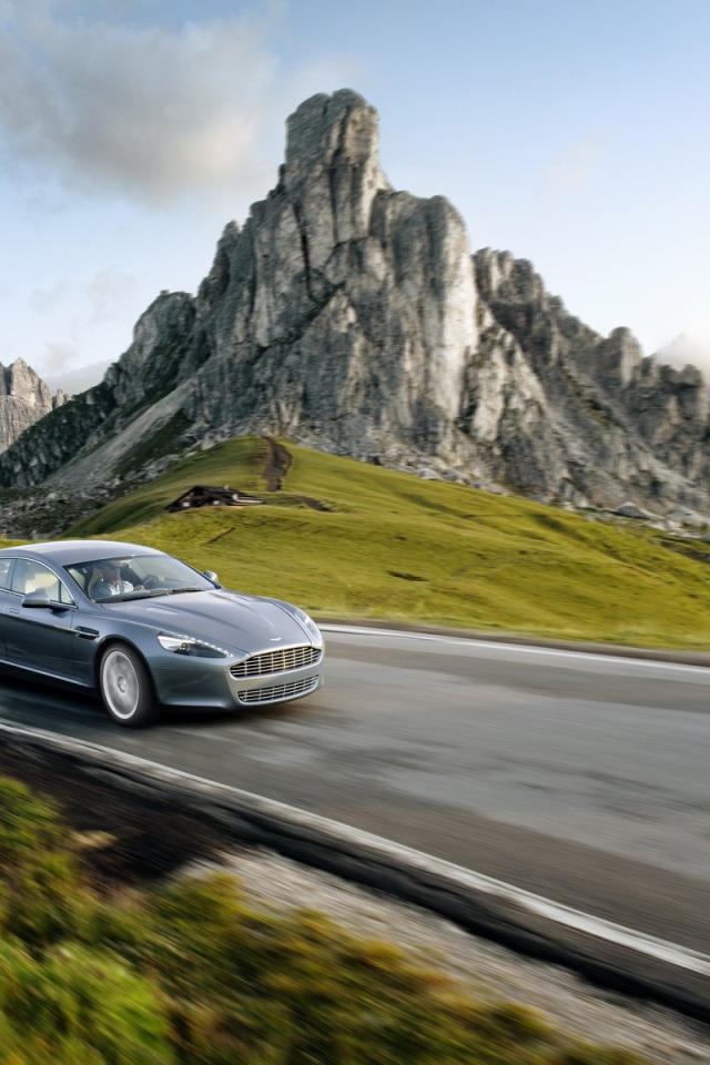 Надежная машина Aston Martin rapide