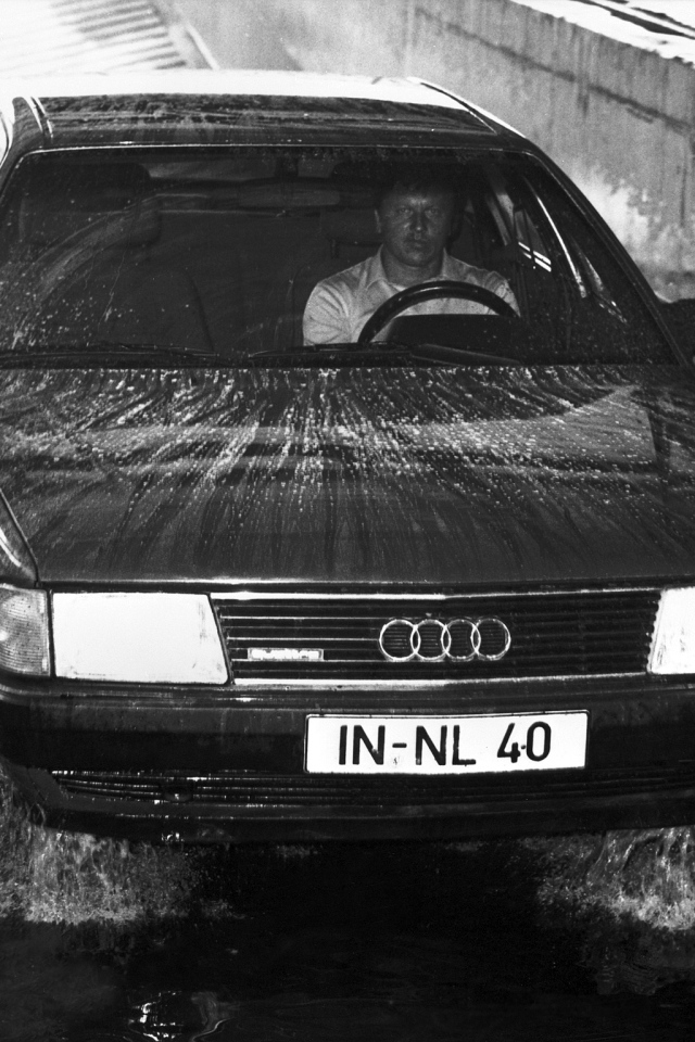 Автомобиль Audi 100 на дороге