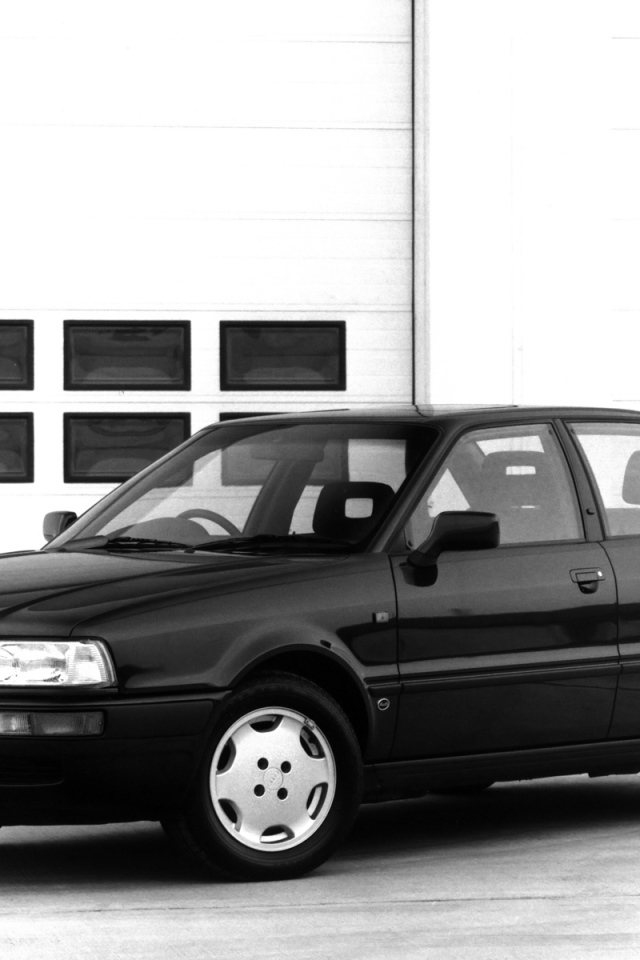 Автомобиль Audi 80 на дороге