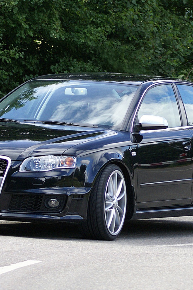 Автомобиль Audi a4 b6 на дороге