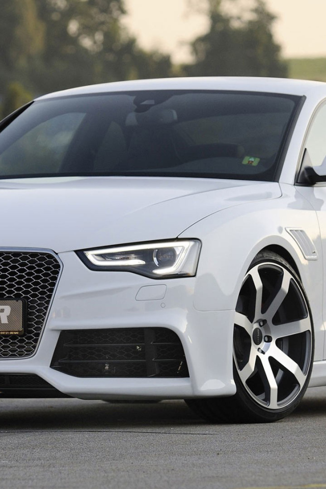 Автомобиль Audi a5 на дороге