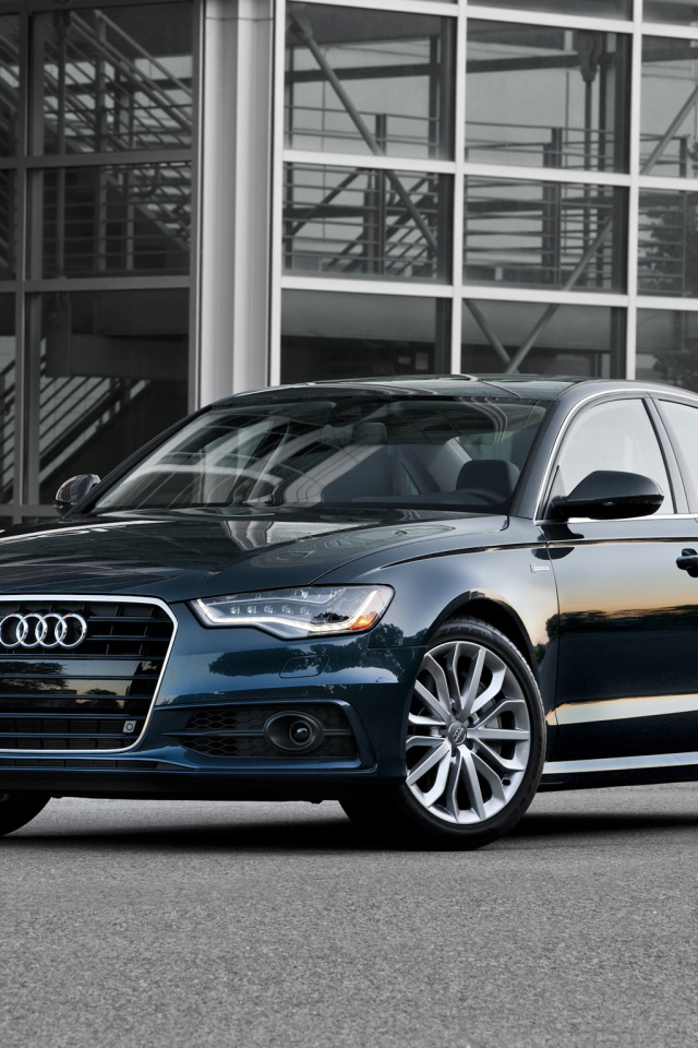 Автомобиль Audi a6 на дороге