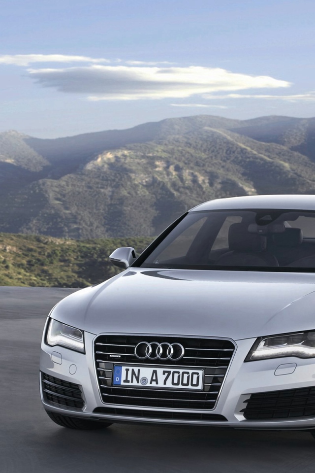 Автомобиль Audi a7 на дороге