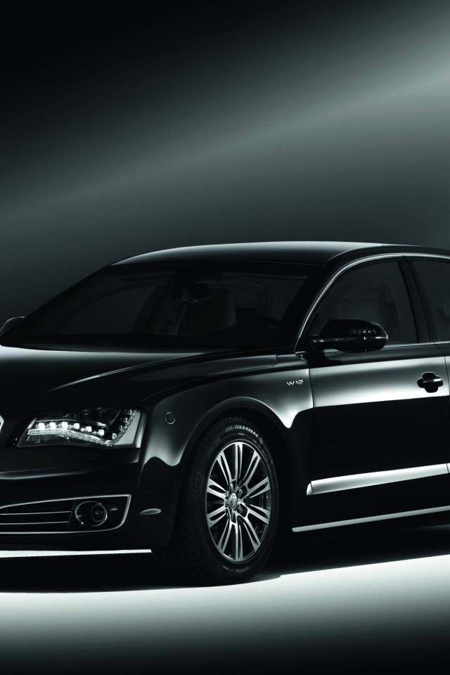 Автомобиль Audi a8 на дороге
