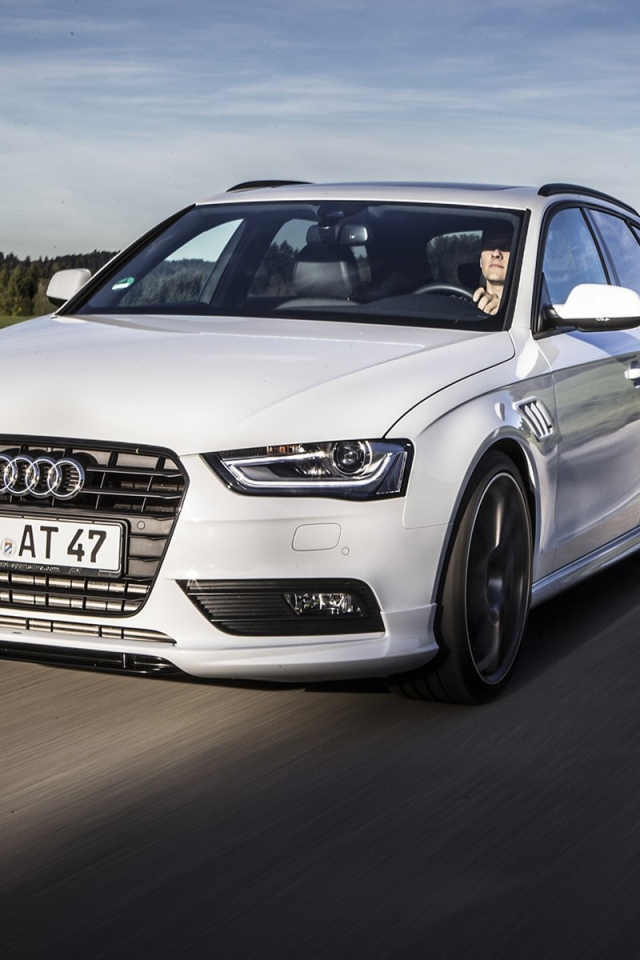 Автомобиль Audi avant на дороге