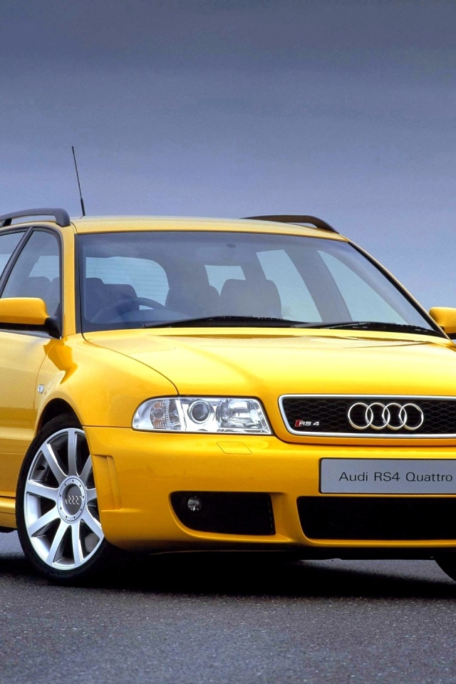 Автомобиль Audi b5 на дороге