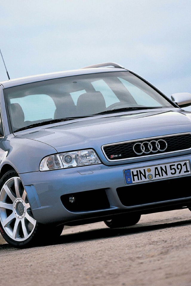 Автомобиль Audi c5 на дороге