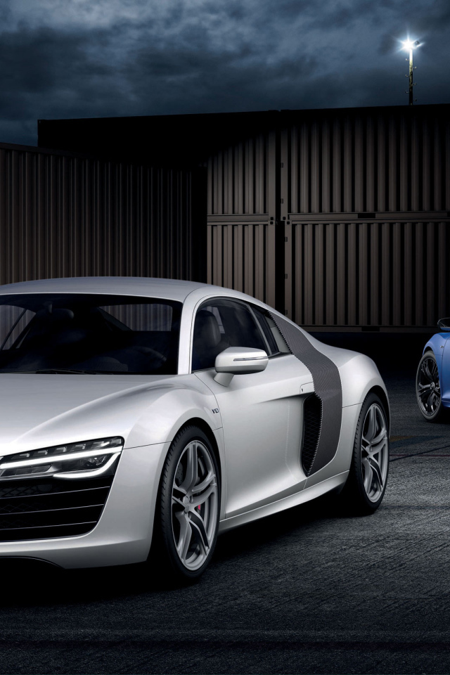 Автомобиль Audi 2013 на дороге