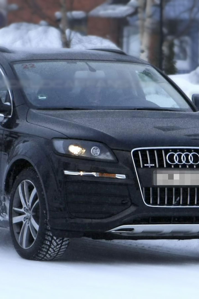 Автомобиль Audi 2014 на дороге