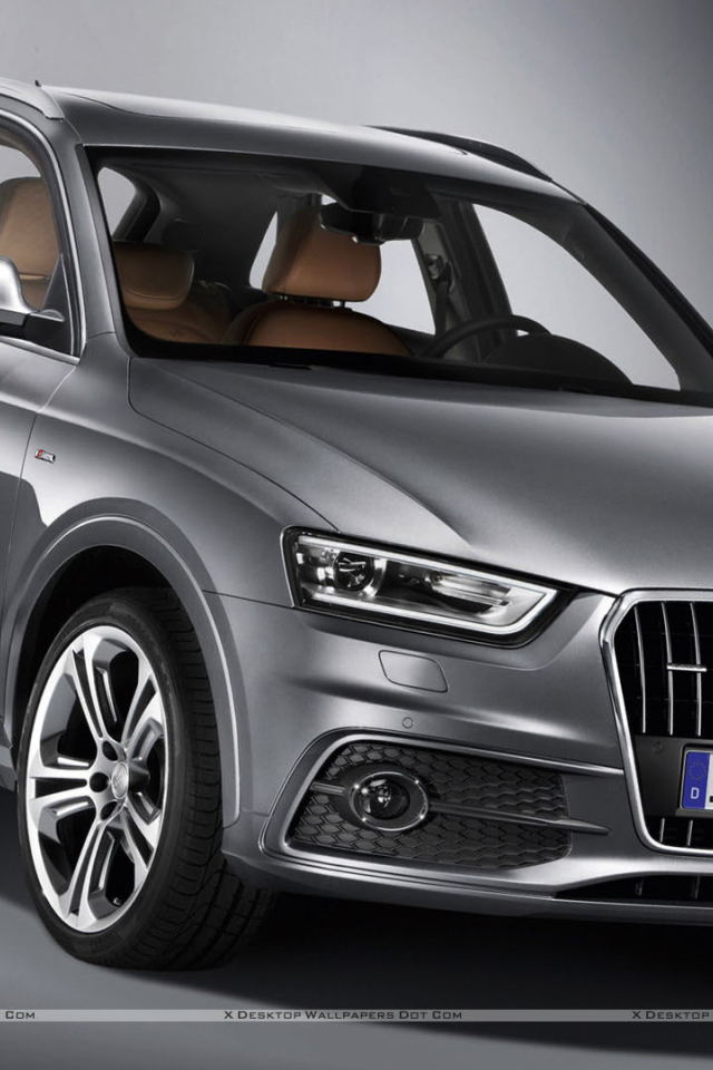 Автомобиль Audi q3 на дороге