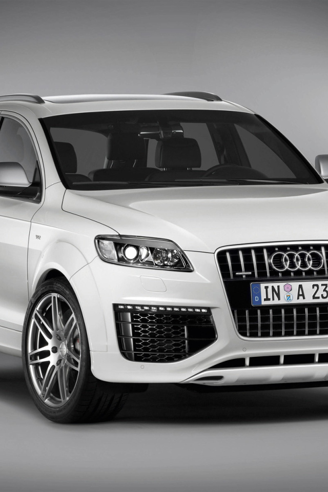 Автомобиль Audi q5 на дороге