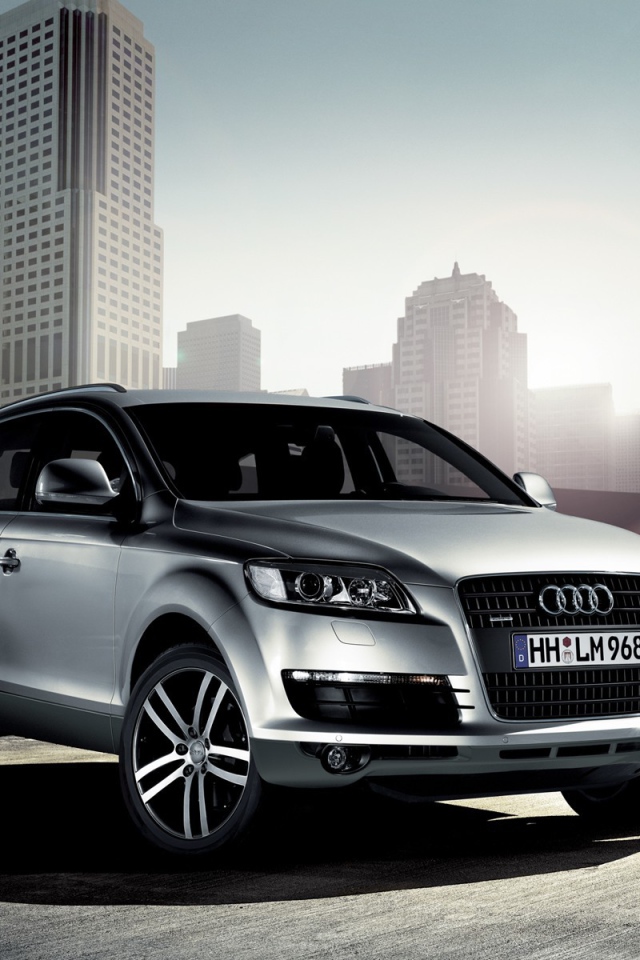 Автомобиль Audi q7 на дороге