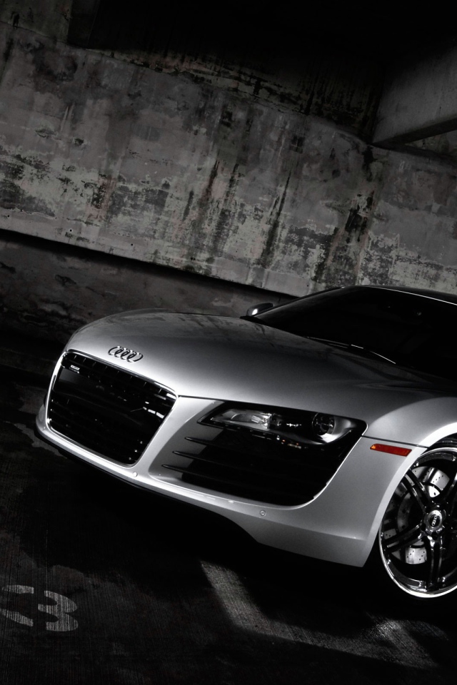 Автомобиль Audi r8 на дороге