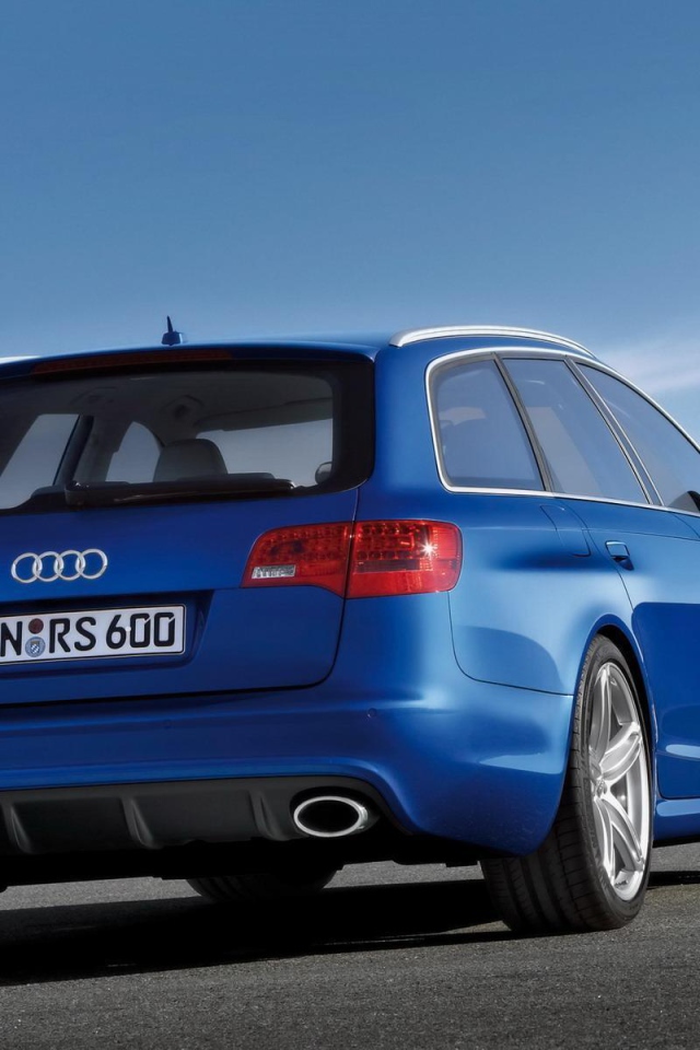 Автомобиль Audi rs6 на дороге