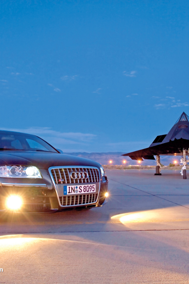 Автомобиль Audi s8 на дороге