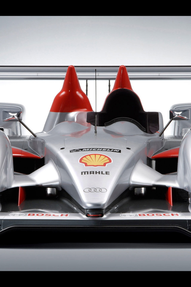 Автомобиль Audi tdi на дороге