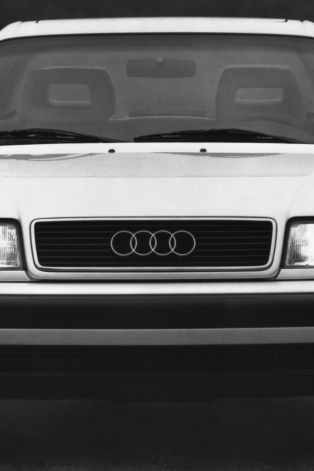 Красивый автомобиль Audi 100 в Москве