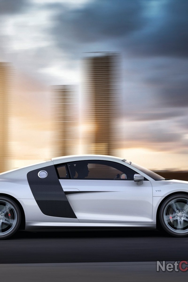 Красивый автомобиль Audi 2013