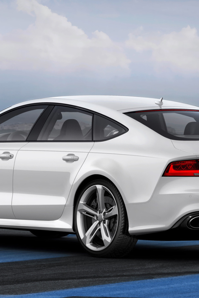 Красивый автомобиль Audi 2014 в Москве