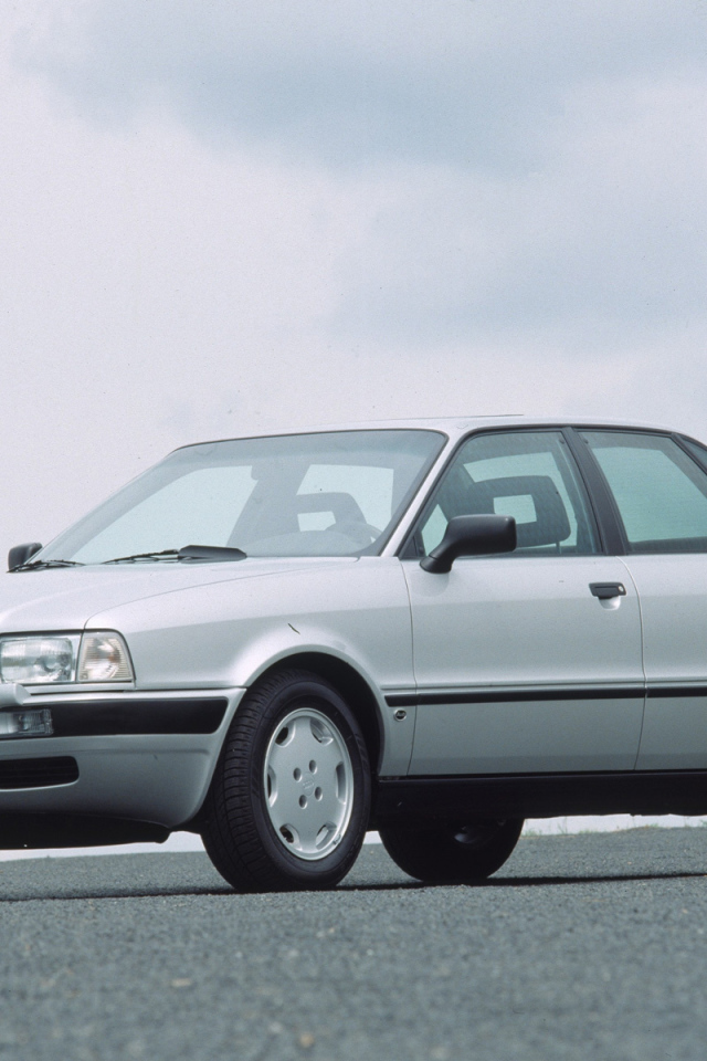 Красивый автомобиль Audi 80