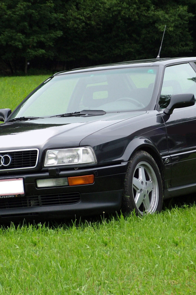 Красивый автомобиль Audi 80 в Москве