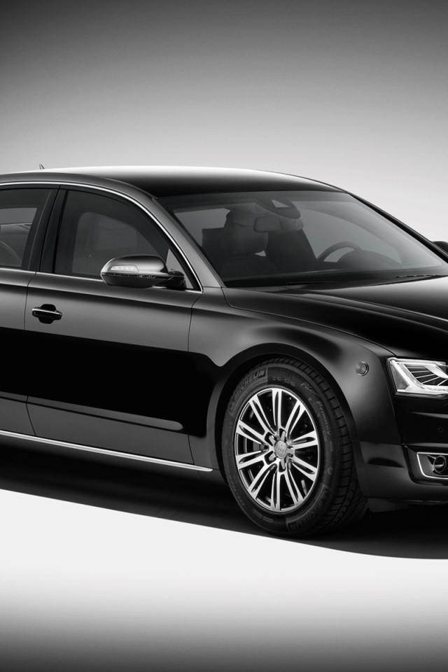 Красивый автомобиль Audi A8 2014