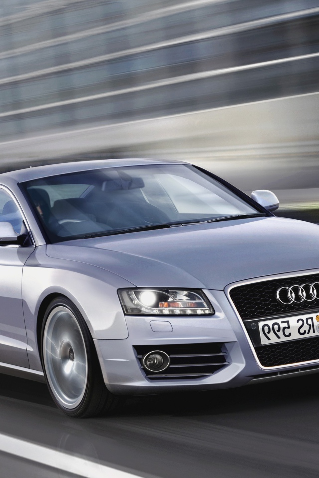 Красивый автомобиль Audi RS Q3 2014 года