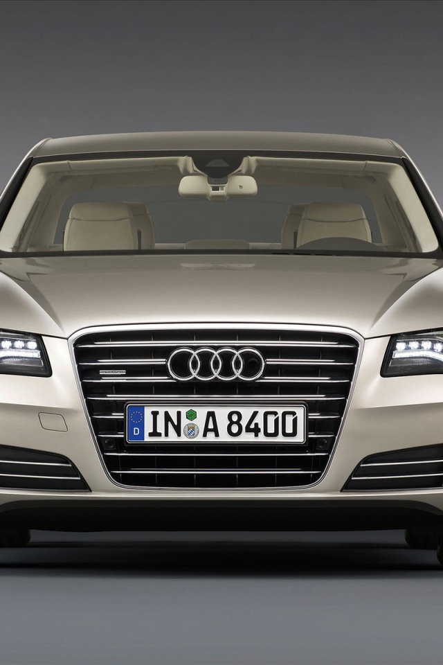 Красивый автомобиль Audi a8 в Москве