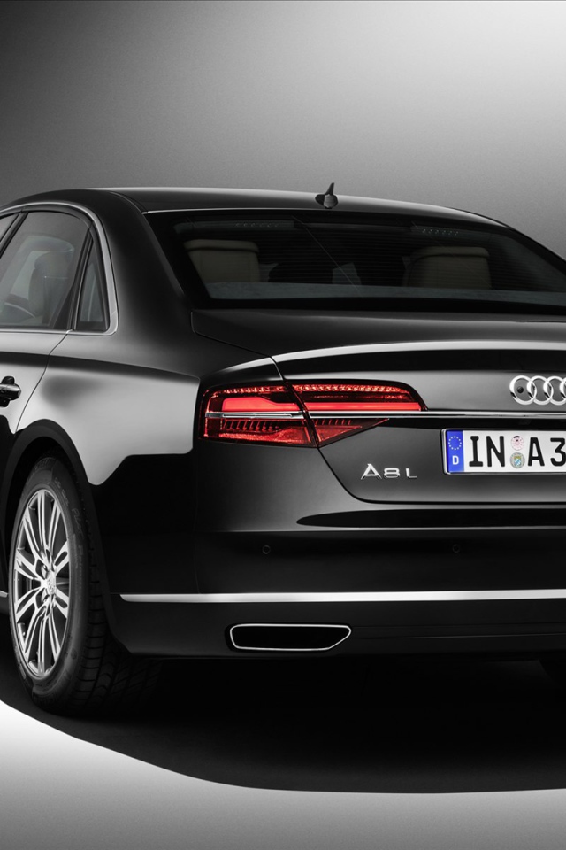 Автомобиль марки Audi модели A8 2014