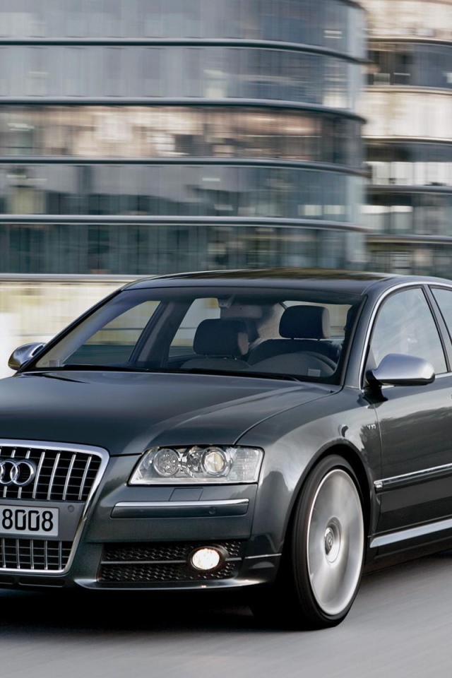 Автомобиль марки Audi модели s8