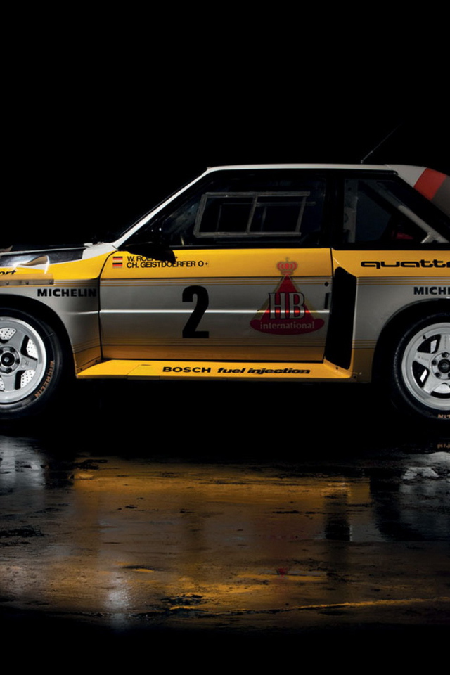 Автомобиль марки Audi модели quattro