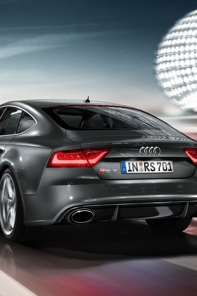 Новая машина Audi rs7