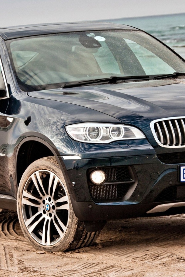 Красивый автомобиль X6 2014 года
