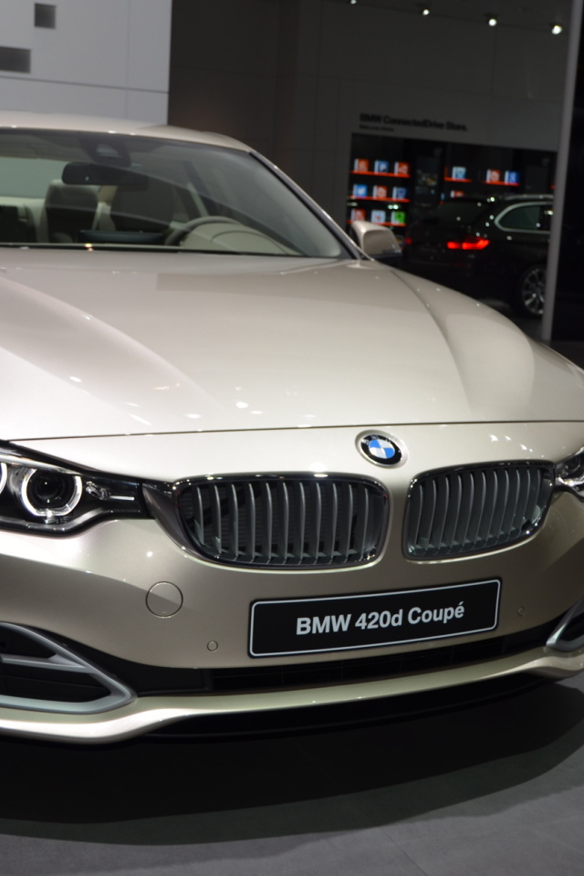 Красивый автомобиль BMW 4-series 2014 года в Москве