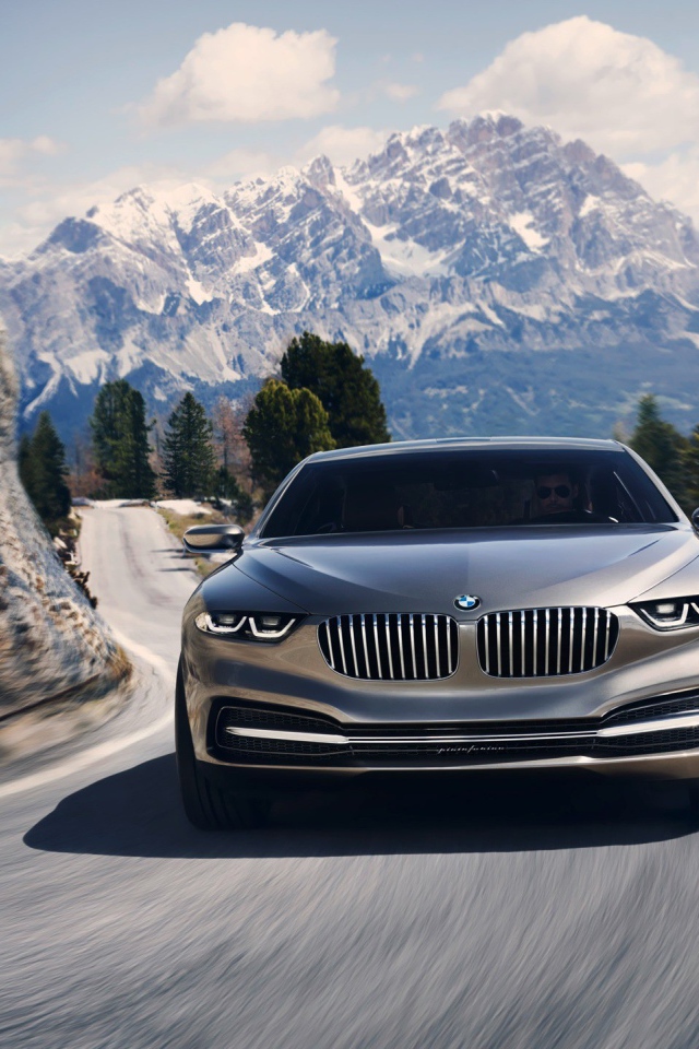 BMW на горной дороге